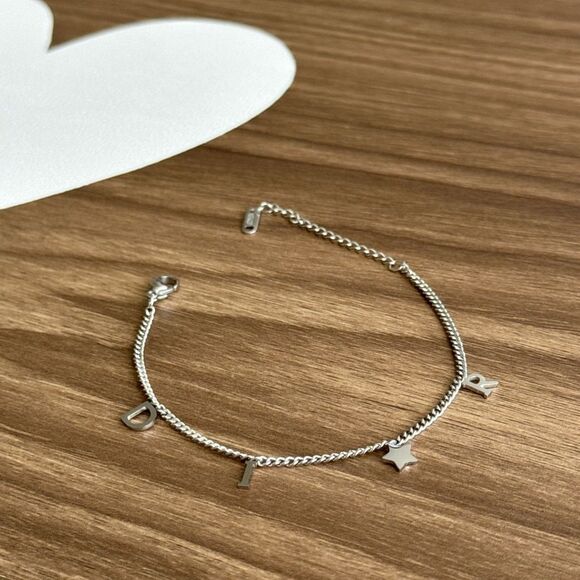 Dainty Star Bracelet Q30 - Picture 3 of 5